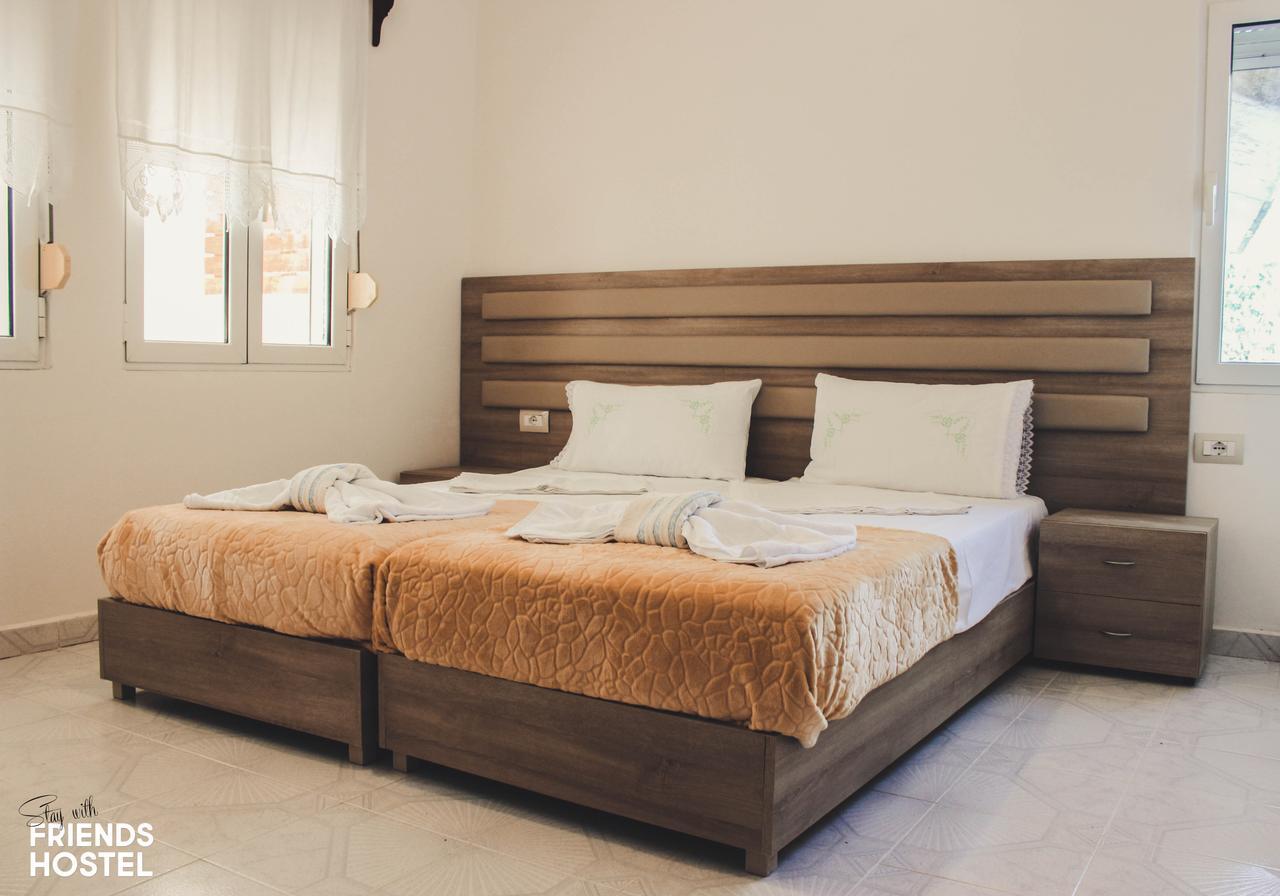 Gjirokastër Friends' Guesthouse & Hostel מראה חיצוני תמונה
